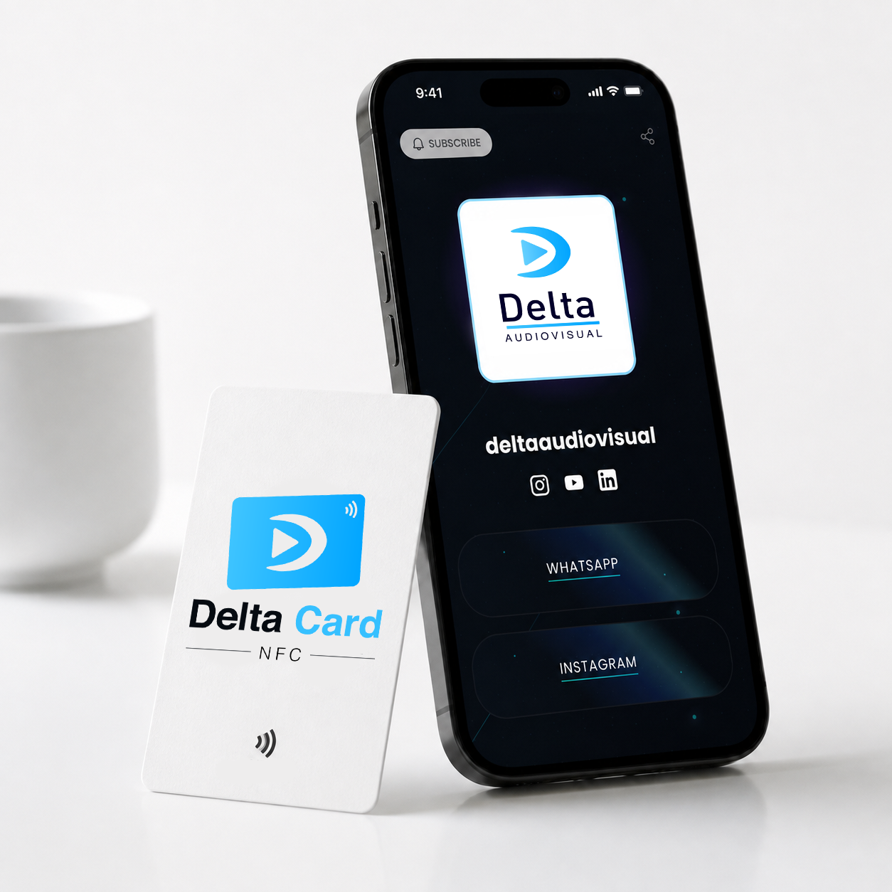 Tarjeta de presentación NFC junto a un teléfono mostrando la página de enlaces del cliente